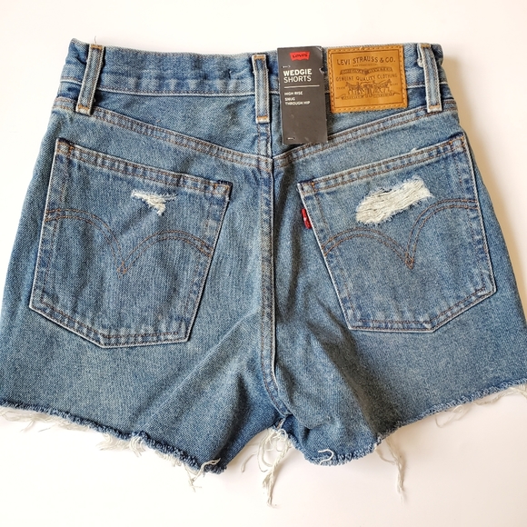 Levi's Wedgie Fit High Rise shorts - Picture 2 of 2